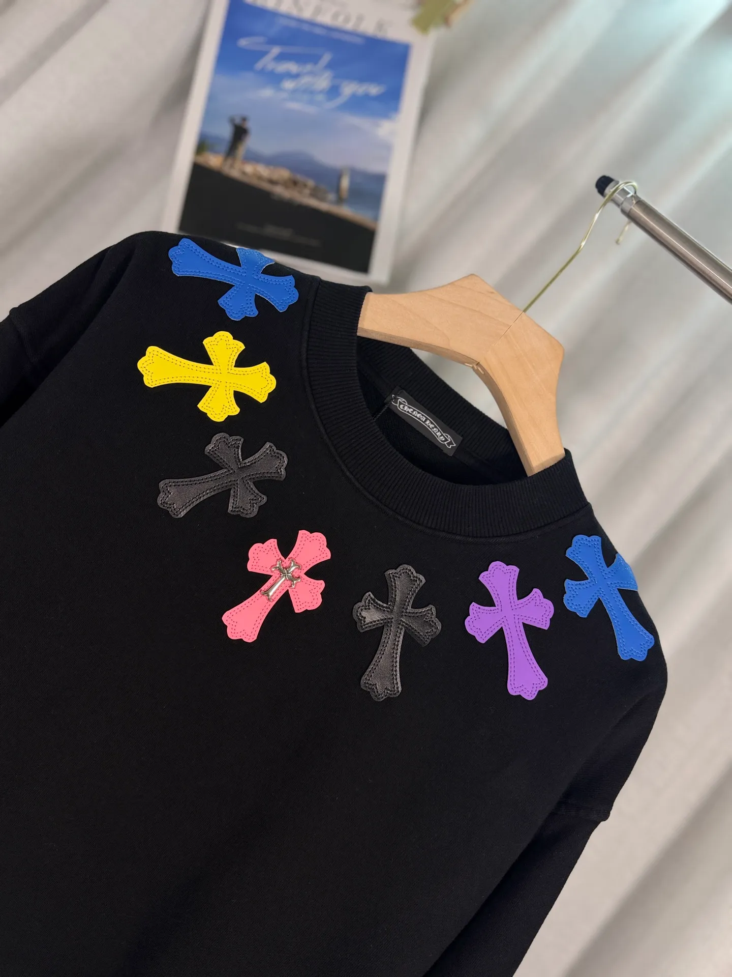P260 top version, real shot without P, ​​different from market currency) 𝗖𝗵𝗿𝗼𝗺𝗲 𝗛𝗲𝗮𝗿𝘁𝘀/Cro Heart 2025 washed patch embroidery autumn and winter new original single counter American laser burnt 3D three-dimensional color embroidered couple casual sweatshirt 👑The highest version! Customized fabric 420g tripe terry fabric! American acid-washed and distressed original fabric laser burnt ✟appliqué embroidery and exquisite embroidery of letters! The best-selling model in the counter, very comfortable to wear. Accessories: original molded and authenticated collar label➕100% silk wash label. Genuine purchase-grade original hangtag➕matching hanging rope➕3D hanging beads➕original packaging bag. Craftsmanship: The original version has consistent wiring! The highest version of the armhole matching technique! Color: White Black Size: S M L XL Style No.: 9313